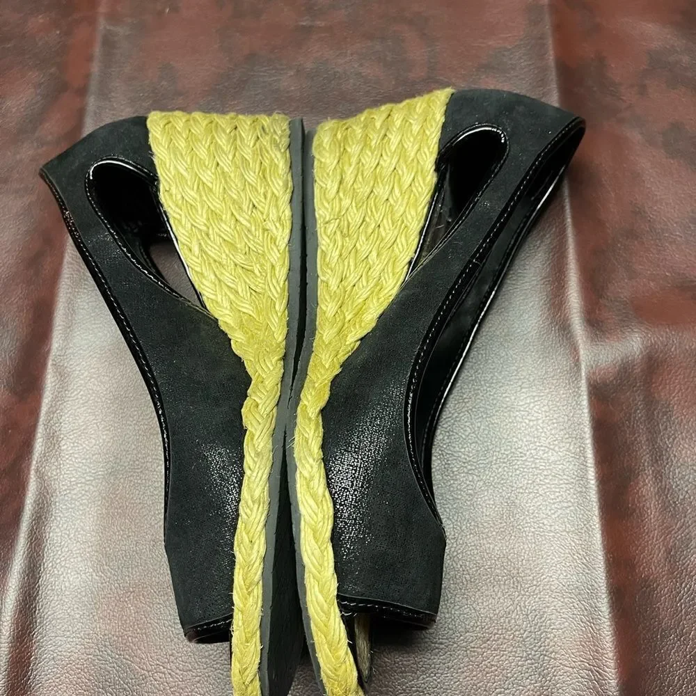 Donald J.‎ Pliner Coraa black wedge heels, size 8.5